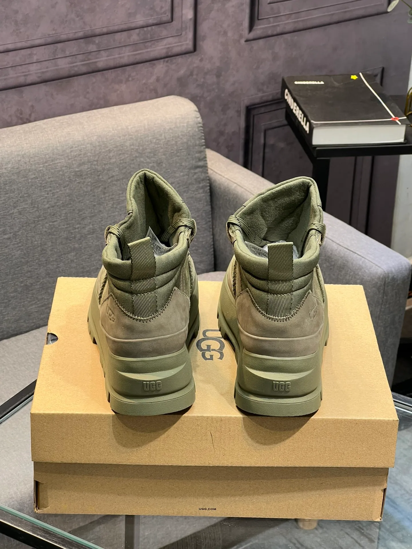 Men's shoes 💰620 (UGG) New 👉 Warm series for casual men, the simple and elegant shoe style sublimates the classics, the fabric is made of imported cowhide embossed ➕ warm real wool lining, and the special rubber outsole upgrades the wearing experience ✌️ Comfortable on the feet, very domineering! Code number:38-44